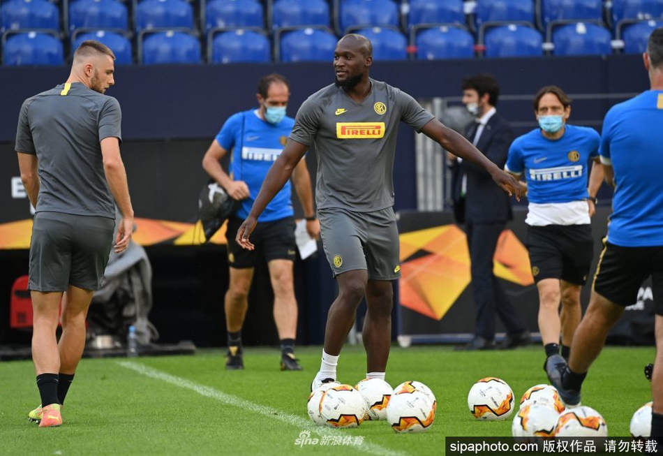 镜头拉近，捕捉到球员们在训练中积极拼抢的瞬间。汗水浸湿了球衣，草屑在阳光下飞溅，每一个动作都充满力量感，完美诠释了球队为即将到来的恶战做足了体能和心理上的准备。