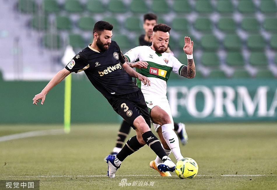 埃尔切与阿拉维斯的球员们在夜色中踏入球场，大战一触即发，紧张的氛围弥漫在空气中