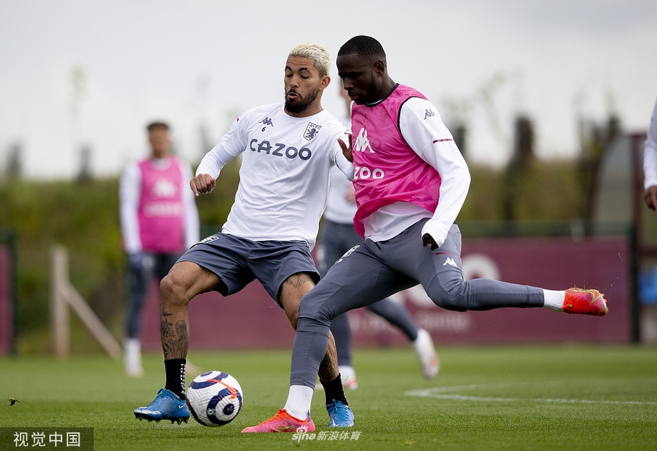 蓝黑色彩飘扬，新队歌发布现场光线交织，映照出国际米兰的现代标志，空气中仿佛弥漫着期待与荣耀的气息。