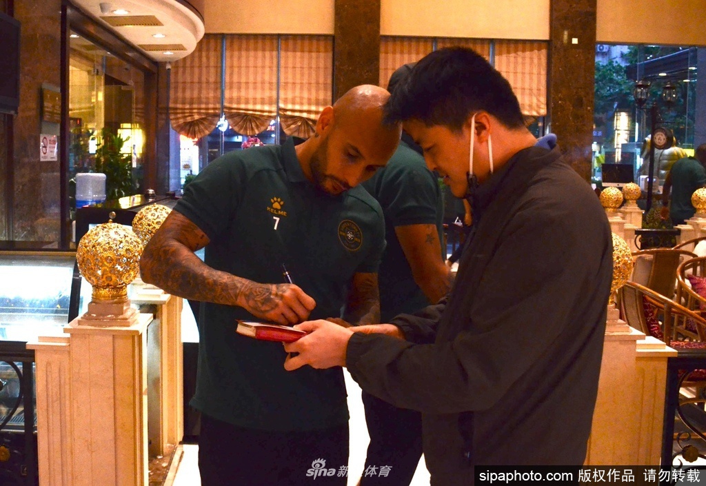 不应该！克莱关键时刻出现脱手失误 独行侠白白送出球权