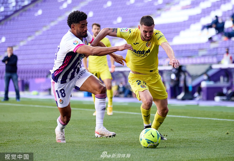 巴拉多利德球员在终场哨响后难掩失落，他双手叉腰，低垂着头，球衣上沾满的草屑诉说着这场苦战的艰辛与无奈。