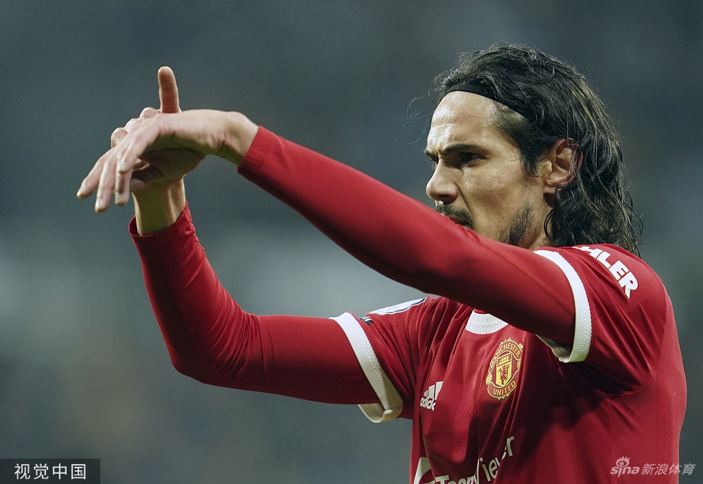 曼联众将赛后神情凝重走向更衣室，平局结果难言满意