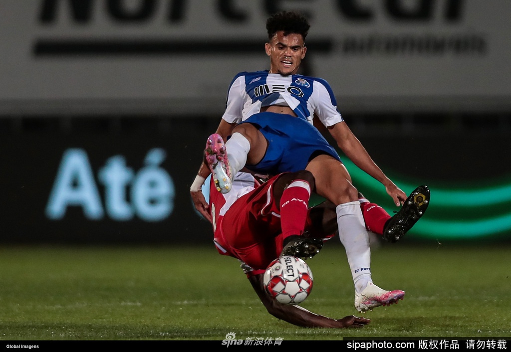 哥伦比亚边锋路易斯·迪亚斯带球疾进，脚下生花尝试突破艾维斯的密集防守