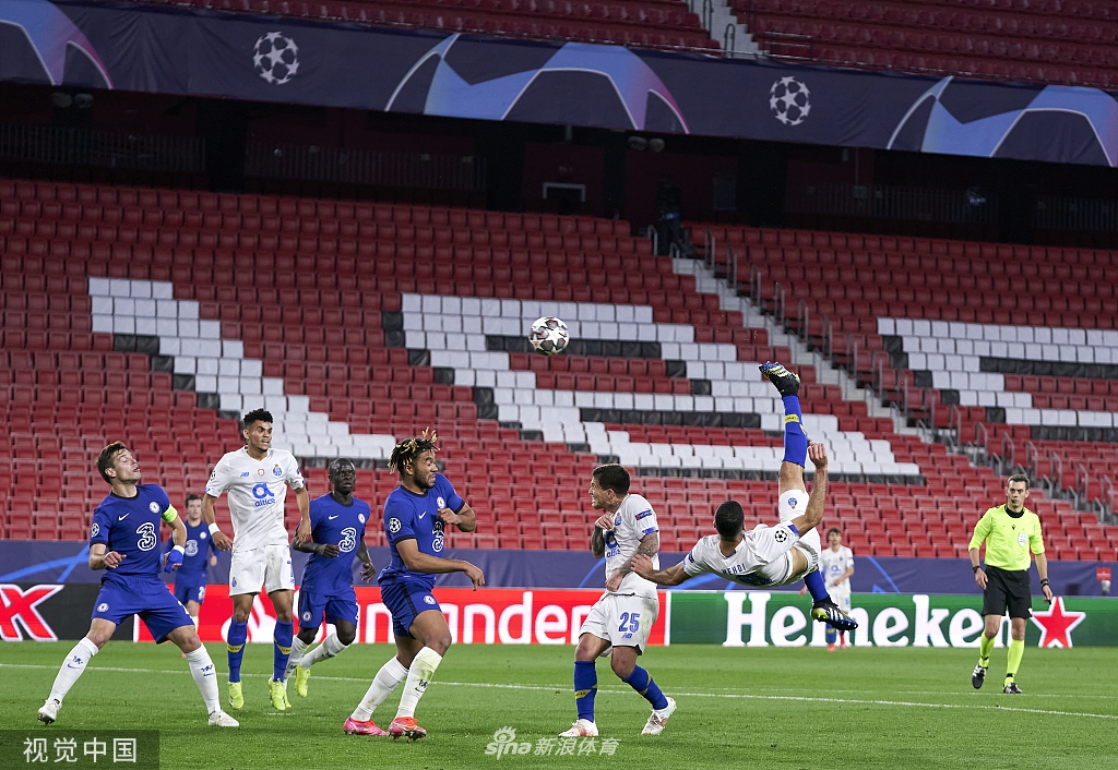 塔雷米倒钩破门的瞬间，时间仿佛凝固，他的身影在灯光下如同一位无畏的斗士，书写着属于自己的传奇。