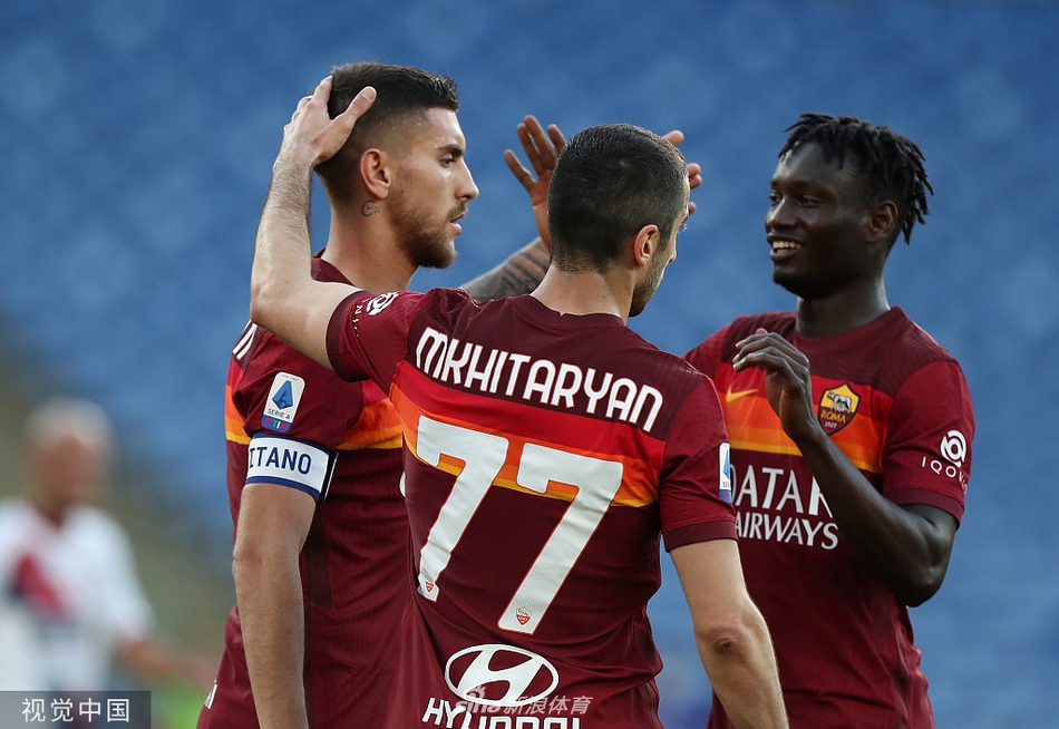 进球功臣马约拉尔在禁区内冷静施射，皮球应声入网。他张开双臂奔跑庆祝，脸上洋溢着梅开二度的喜悦，这一刻他不是锋线的轮换者，而是奥林匹克的主角。