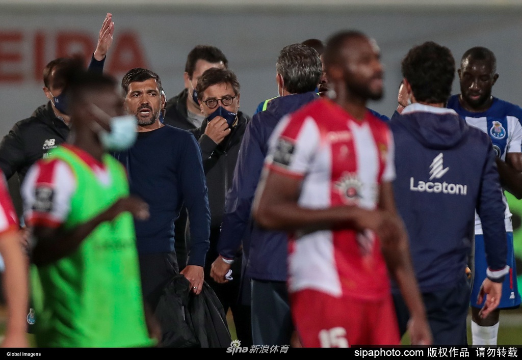 波尔图中场核心奥塔维奥在严密防守下强行突破，试图撕开艾维斯防线