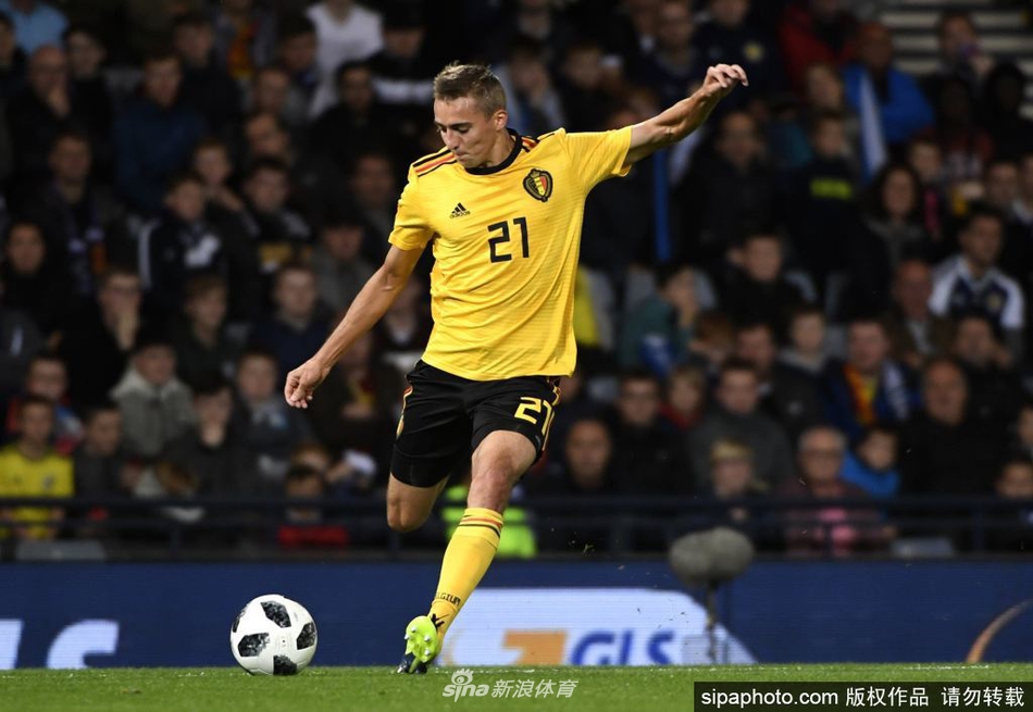 在正式亮相的发布会上，卡斯塔涅手持莱斯特城围巾，背景墙上的队徽仿佛在诉说，一段关于蓝色梦想的新篇章已然开启。