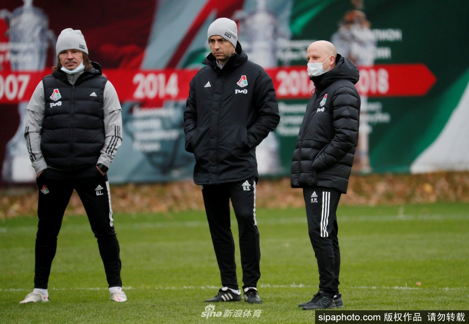 门将吉列尔梅在教练的陪同下进行着极限扑救训练，他目光坚毅，身体舒展到极致，仿佛下一秒就要扑出拜仁核心基米希那记著名的世界波。