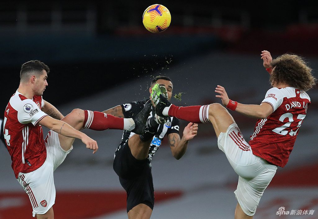 全队赛后围成一圈庆祝胜利，队长奥巴梅扬站在中央振臂高呼，队友们肩并肩士气高昂