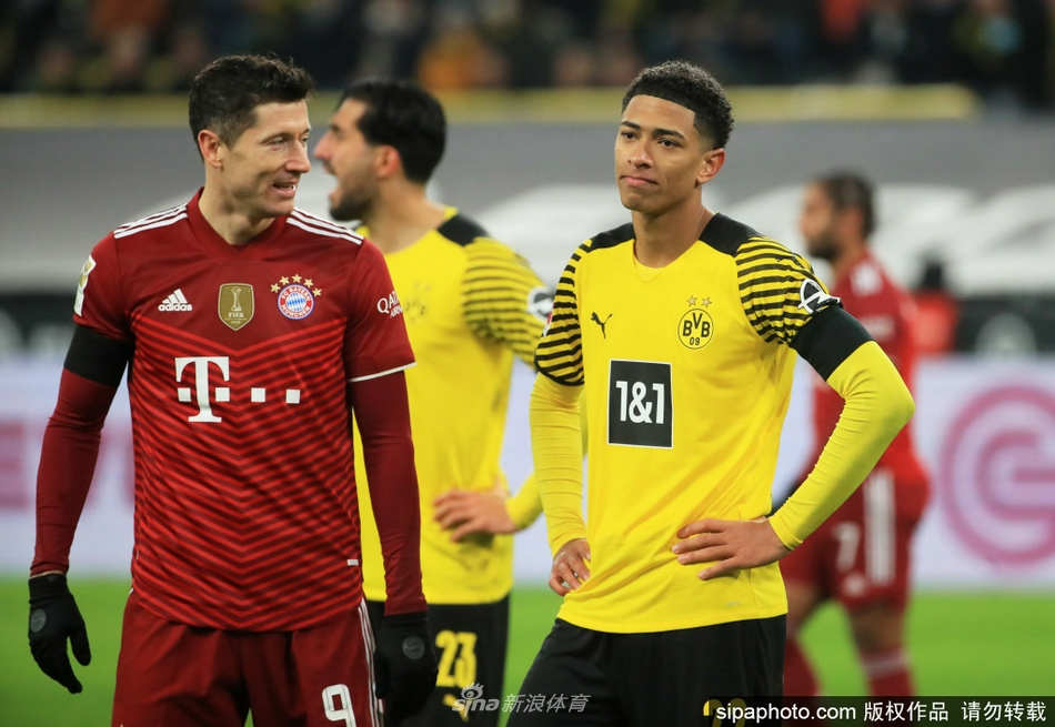 在决定比赛走势的点球时刻，莱万多夫斯基目光如炬，冷静推射死角，他的眼神中充满了对胜利的渴望与绝对的自信。