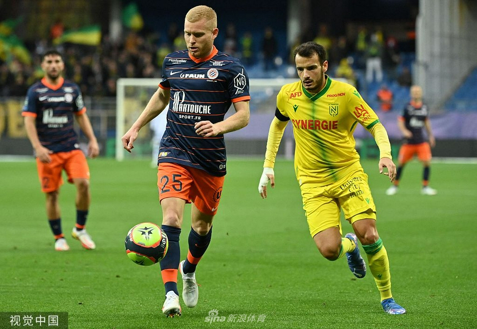 进球功臣莫莱在人群中挥臂怒吼，他的补射如同刺破寂静夜空的闪电，瞬间点燃了主场球迷积蓄已久的热情