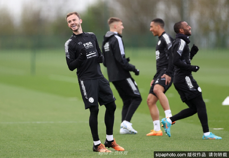 瓦尔迪与队友在训练中并肩疾驰，展开高速攻防演练，坚定眼神中闪烁着对进球一如既往的渴望。