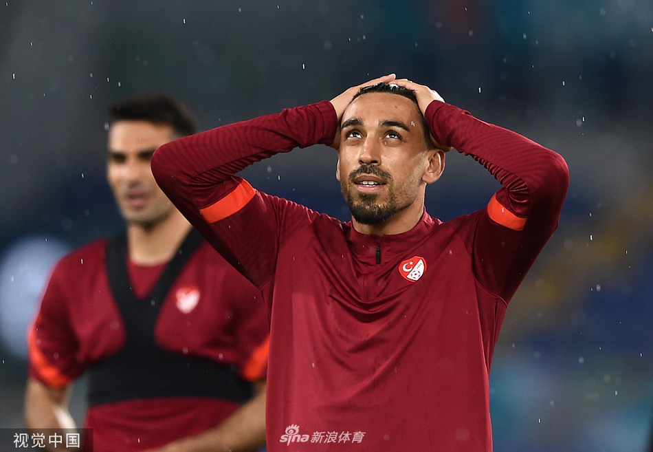 训练结束后，土耳其球员们并没有立即离场，而是围成一个紧密的圆圈，肩并肩互相鼓劲，在罗马的夜空下，这代表着团结一心的战斗誓言。