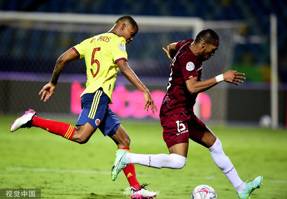 委内瑞拉门神法里涅斯单掌拒敌，面对哥伦比亚球员势在必进的射门，他伸展长臂，指尖仿佛触碰到了命运的轨迹，将皮球拒之门外，定格为哥伦比亚攻击手眼中的无奈背景。