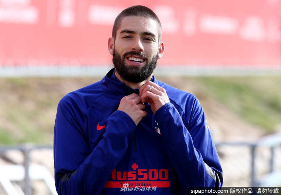 卡拉斯科咧嘴大笑，眼神中闪烁着对足球的渴望，阳光洒在他肩头，仿佛也在庆祝这来之不易的回归。