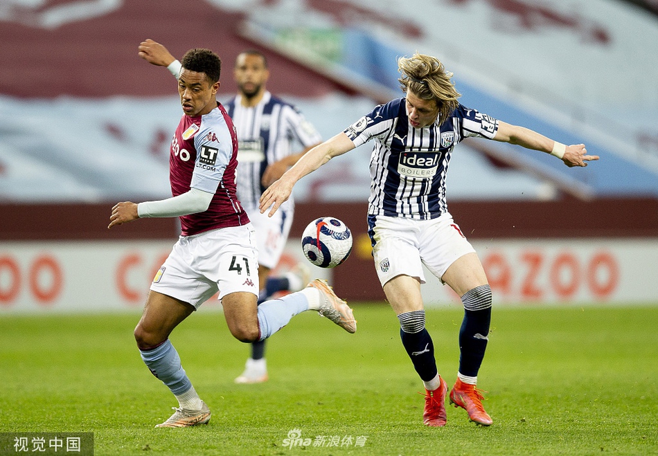 埃尔加齐一蹴而就，维拉公园的欢呼声随着皮球入网瞬间爆发，他紧握双拳，仿佛要将力量传给整座球场。