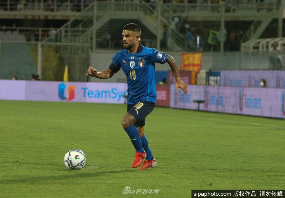 因西涅身披意大利国家队战袍，在训练中露出专注而深邃的眼神，似乎预示着即将到来的离别