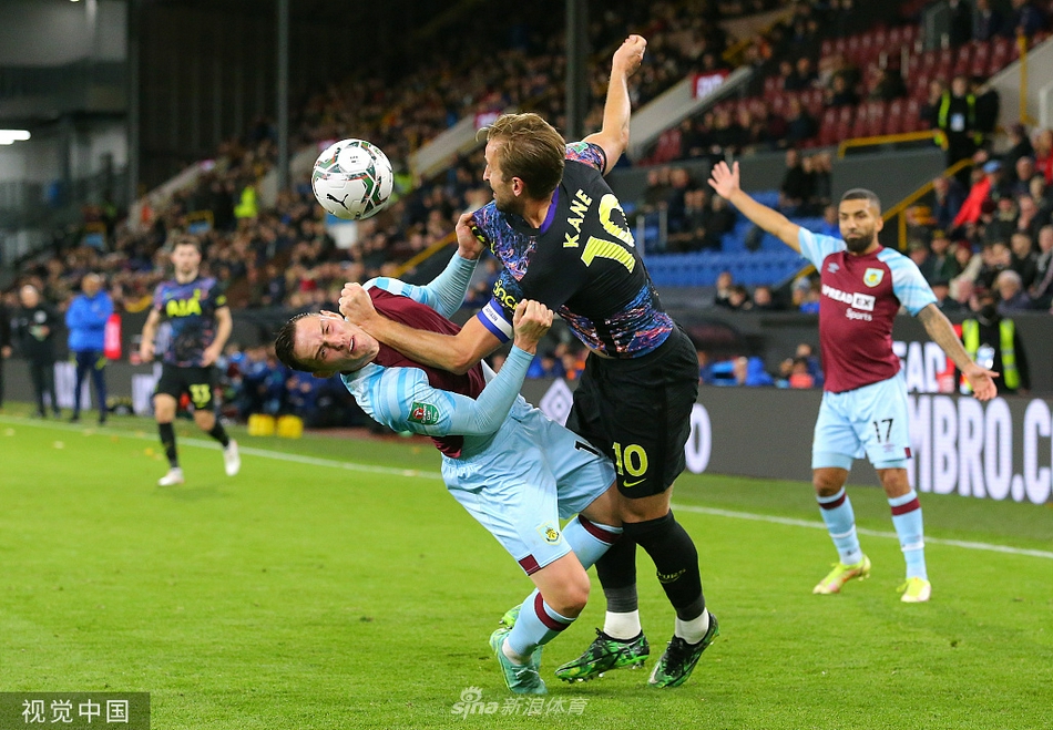 进球后的小卢卡斯握拳怒吼，与队友恩东贝莱和孙兴慜忘情庆祝，他的脸上写满了坚毅与狂喜。