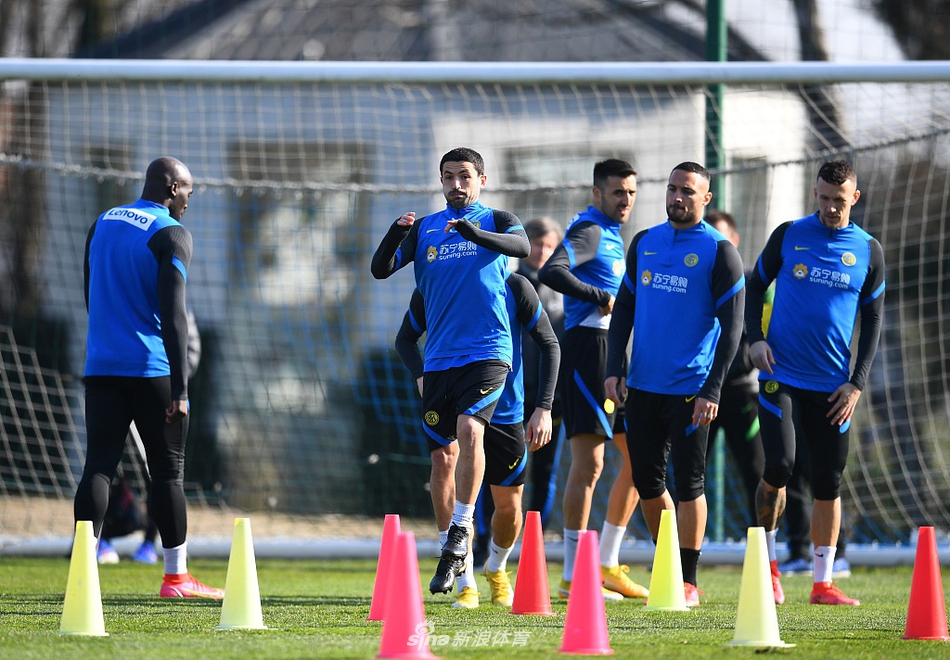 夕阳的余晖洒在训练场上，孔蒂将弟子们聚拢围成一个紧密的圆圈，每个人的手臂搭在彼此肩上，这一刻团队的力量超越了言语。