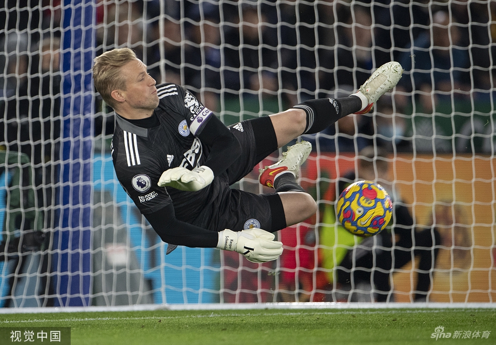 替补奇兵卢克曼破门后张开双臂狂奔庆祝，背景是绝望倒地的利物浦门将阿利松，这个进球彻底点燃了蓝色王权球场的狂欢之火。