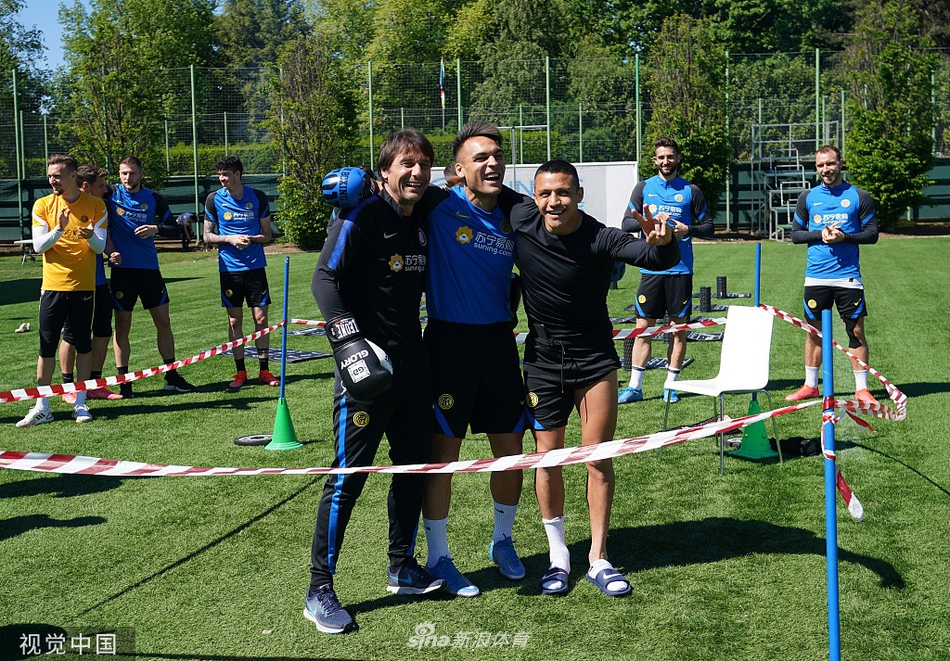 训练尾声，夕阳的余晖为球场镀上了一层金色。球员们围成一圈，进行最后的拉伸放松，这一刻的宁静与和谐，正是团队凝聚力的最美写照，他们已准备好迎接属于他们的庆典。