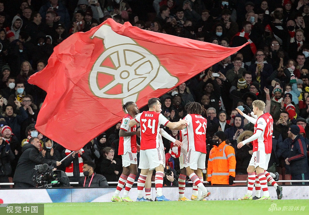 主帅阿尔特塔在场边握拳庆祝，眼神中充满对球队表现的赞许与期待