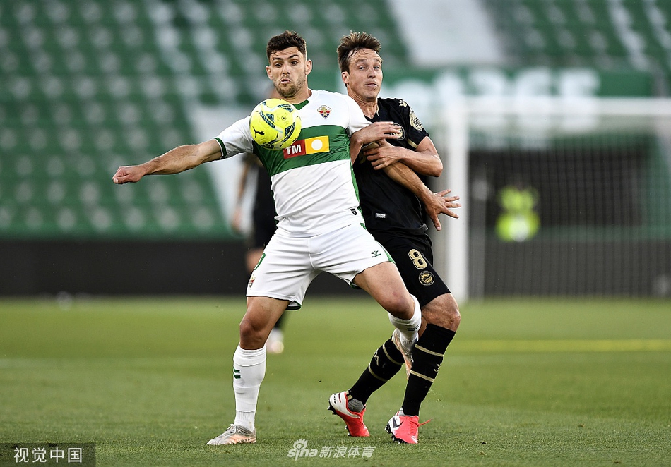 进球功臣何塞卢在队友的包围下激情庆祝，他的破门为阿拉维斯打开了胜利之门