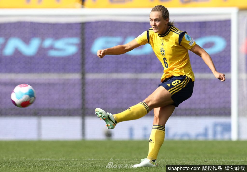 双方球员在中场展开激烈拼抢，脚下草屑飞溅，专注的眼神与紧绷的肌肉展现出顶级竞技的力与美