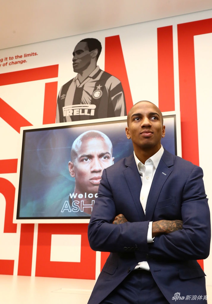 训练场上，阿什利-扬全神贯注投入首次训练，每一个动作都力求完美