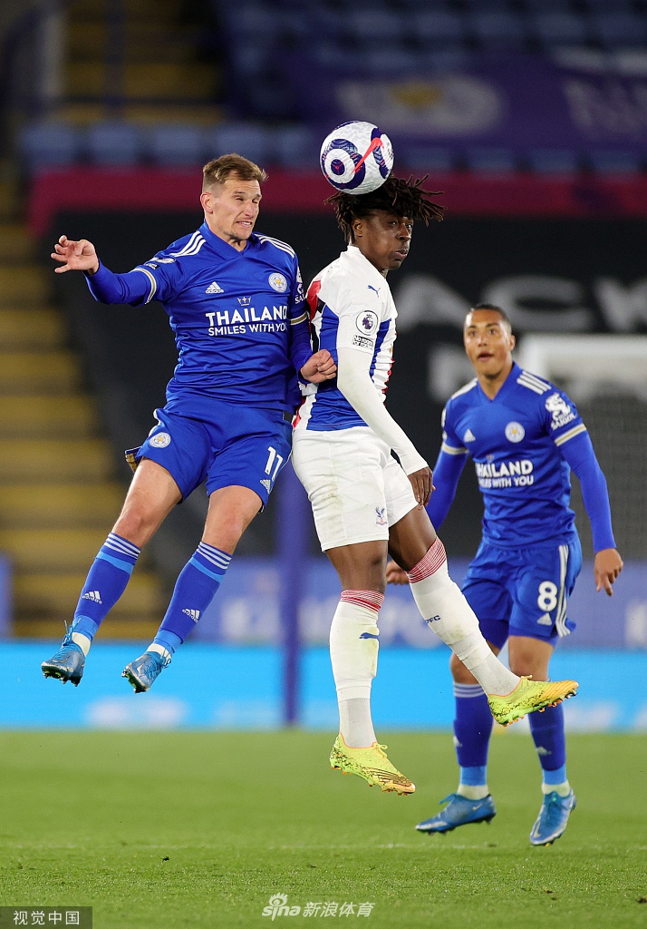 麦迪逊在人群中送出一脚精妙传球，他灵动的身影与水晶宫严密的防线形成鲜明对比，展现了英超赛场的技巧与对抗。