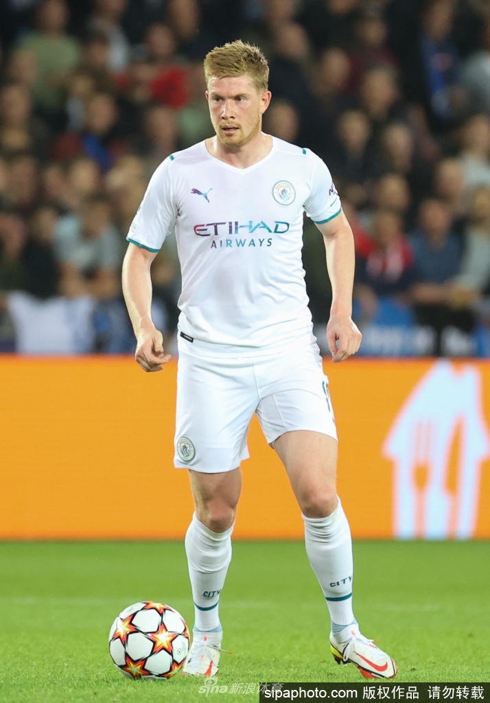 德布劳内专注地掌控皮球，目光如炬洞察全场，仿佛一位正在审视棋盘的战术大师