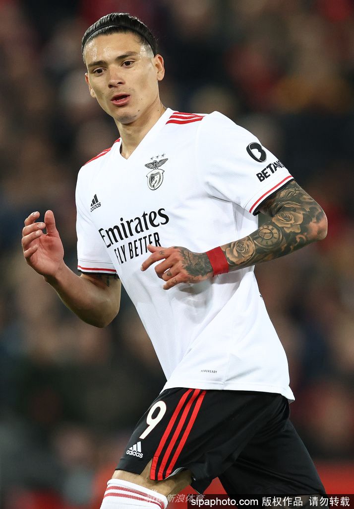 训练中的努涅斯神情专注，正在进行技巧练习，阳光下的身影勾勒出一位顶级射手在幕后付出的汗水与努力。