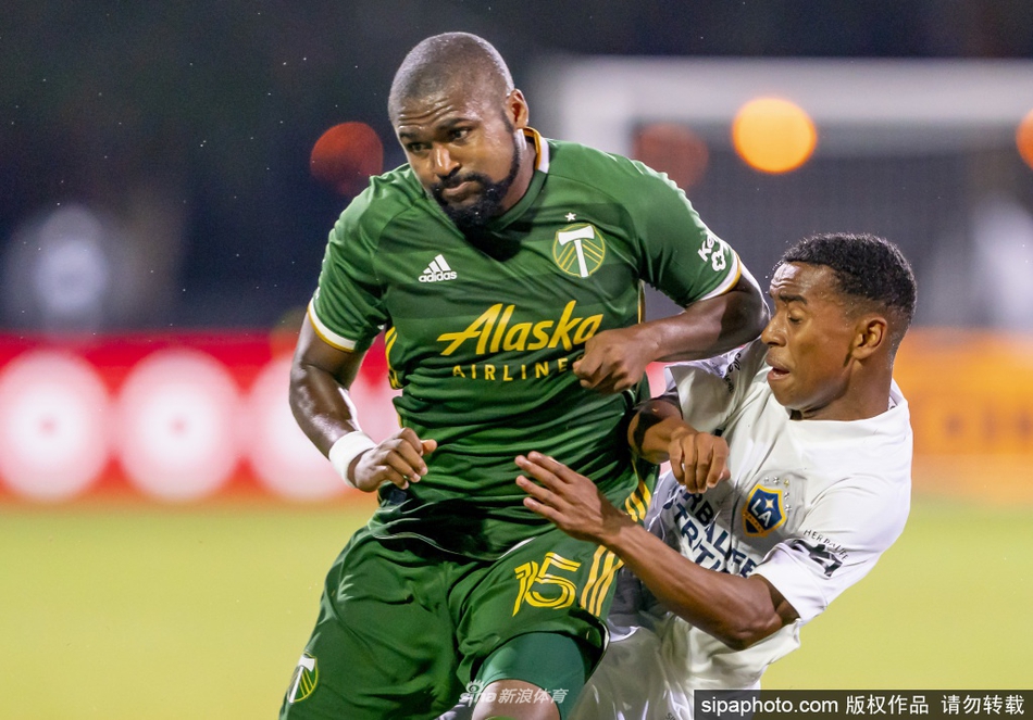 进球后的杰雷米·埃博比塞兴奋地握拳奔跑，脸上洋溢着难以抑制的喜悦，他与队友拥抱在一起，共同庆祝这粒为波特兰木材队首开纪录的关键进球。