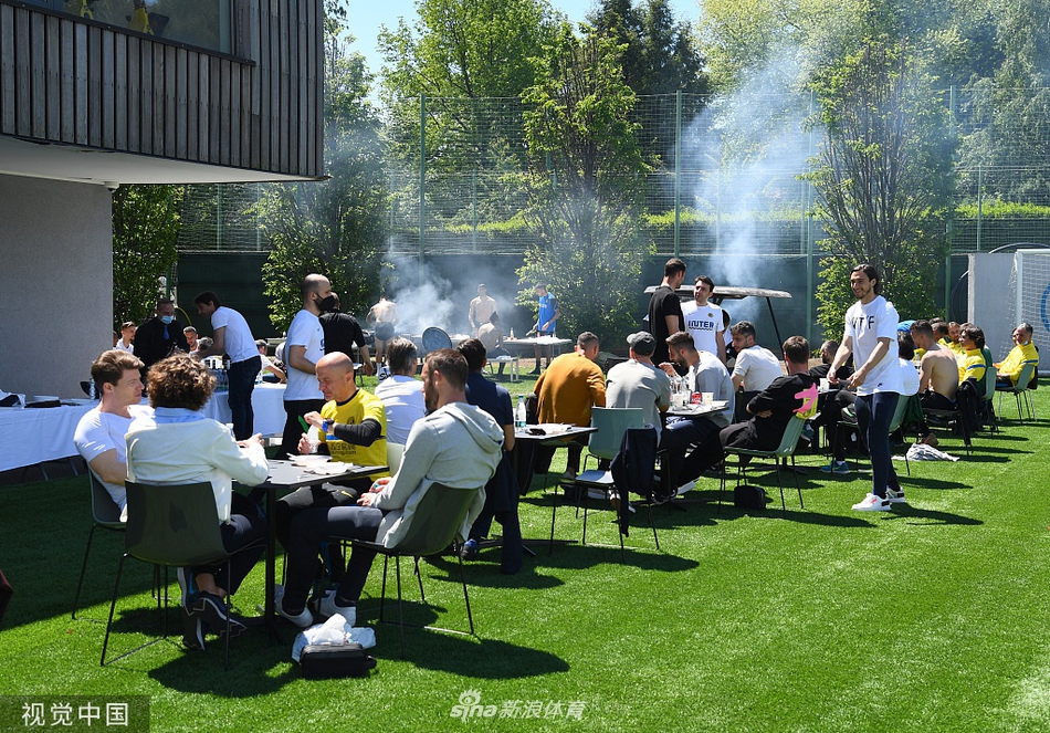 桑切斯与队友在抢圈游戏中轻松互动，脸上带着夺冠后特有的灿烂笑容。这种张弛有度的训练氛围，正是孔蒂为球队在赛季末调整出的最佳心理状态。