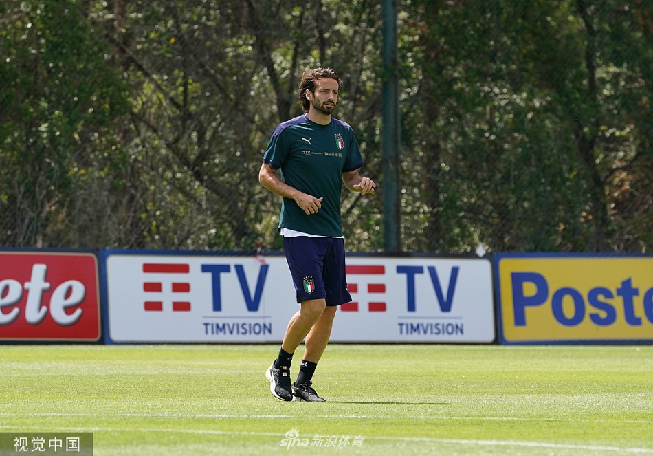 意大利队球员们正在进行分组对抗，场上气氛热烈，蓝衣战士们全力奔跑拼抢