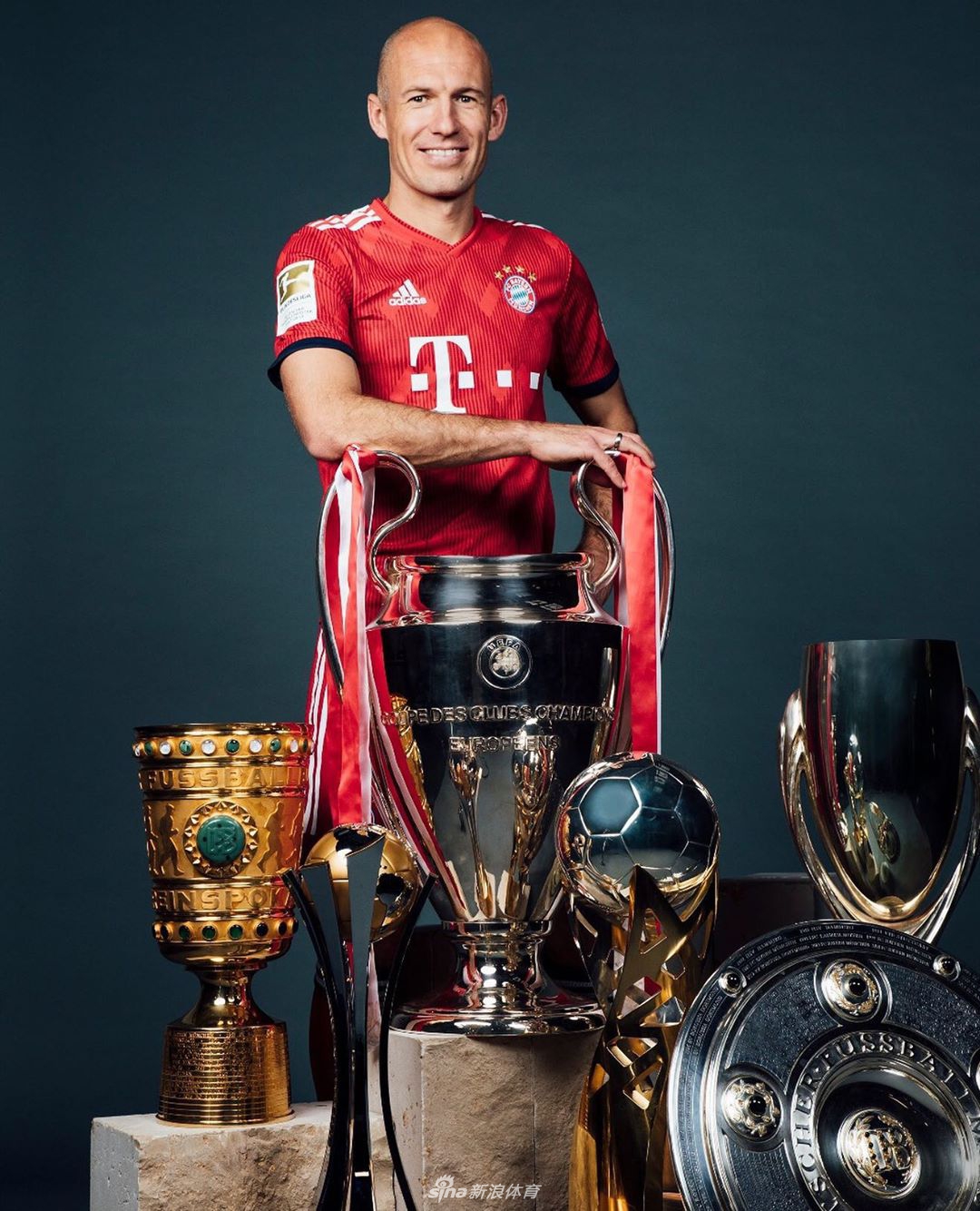 里贝里深情亲吻着欧冠冠军奖杯，仿佛在与最心爱的孩子对话，金色的纸屑飘落，映衬出他脸上无法掩饰的巨大喜悦与荣耀。