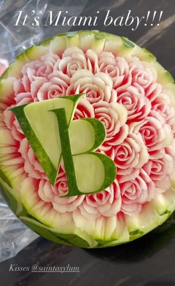 维多利亚与女儿哈珀·塞文（小七）在篝火旁温馨合影，九岁的小七身穿格纹连衣裙，依偎在母亲身旁，母女二人在火光的映照下，脸庞显得格外温柔。