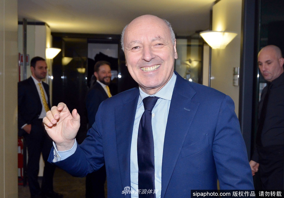 在莊嚴的會議大廳內，馬洛塔低垂眼簾陷入沉思，周圍環繞著其他與會者，這一瞬間捕捉到了他在重大抉擇前的冷靜與沉穩，仿佛正在心中勾勒意大利足球的改革藍圖。