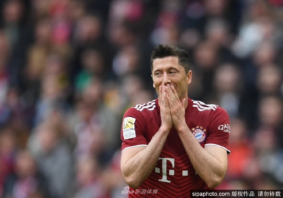 莱万多夫斯基低头走过安联球场的草坪，光影交织下，他的身影与这座满载荣誉的球场构成一幅充满告别意味的画面。