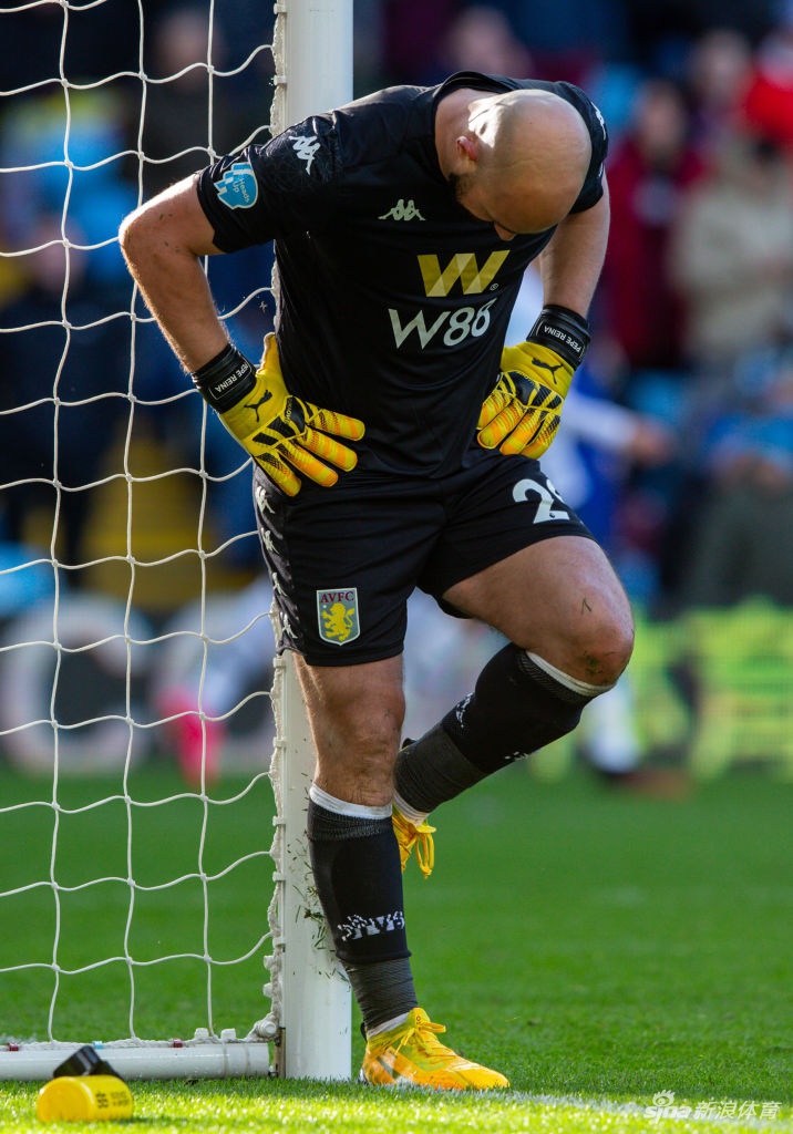 雷纳身穿训练服坐在绿茵场上，目光坚定地凝视远方，这位前利物浦门将已战胜新冠并呼吁大家重视疫情。