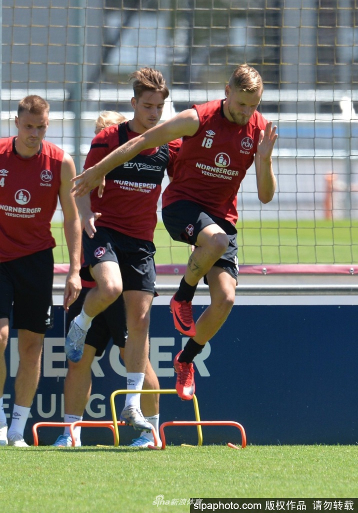 门将如猎豹般腾空而起，舒展的身躯在绿茵场上空划出一道完美的弧线，指尖奋力触碰那颗决定命运的皮球。