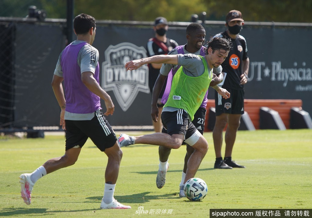 休憩与凝望，训练后的拉伸时刻，汗水见证努力，目光投向远方，静候联赛重启的号角。