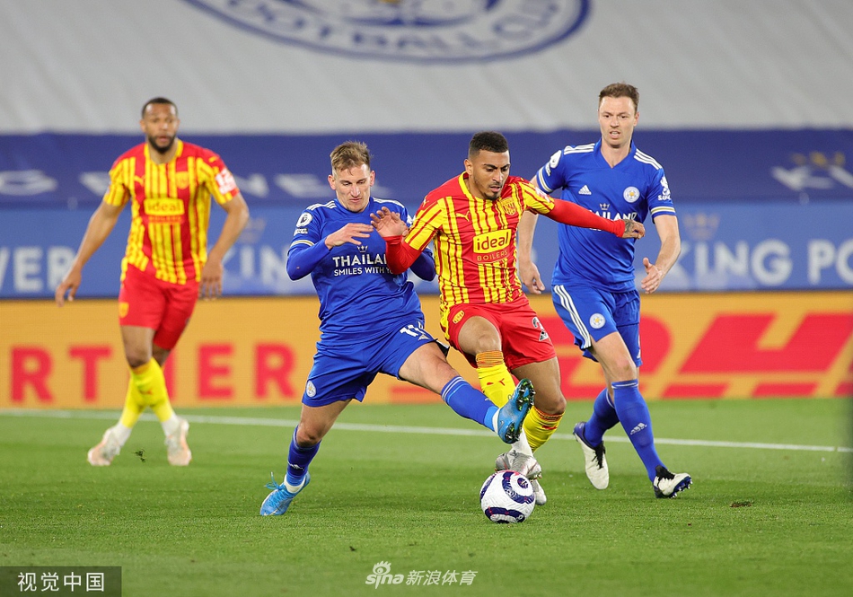 埃文斯与队友们紧紧相拥，在这混乱的庆祝人群中，他坚毅的面庞上写满了对胜利的渴望，这是属于后防领袖的荣耀时刻。