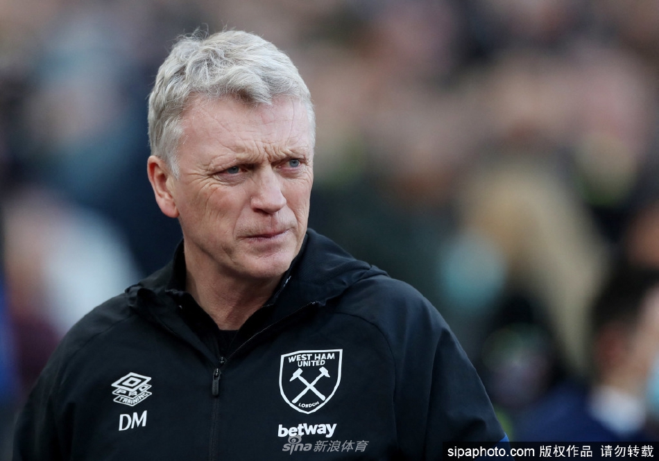 年轻的西汉姆联中场德克兰·赖斯在颁奖台上高举年度最佳球员奖杯，眼神中充满自信与坚定，尽显新一代球星风范。