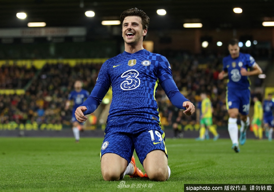 芒特带球快速突破阿森纳防守球员，展现其出色的速度和盘带技术。