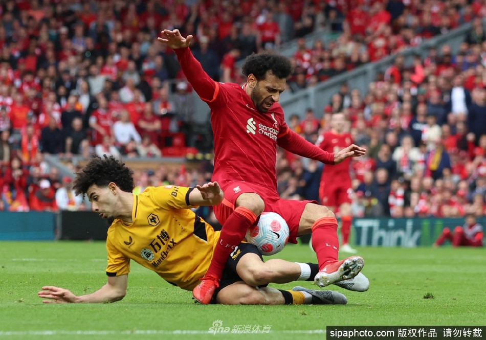 萨拉赫高举奖杯庆祝胜利，眼神中充满决心与喜悦