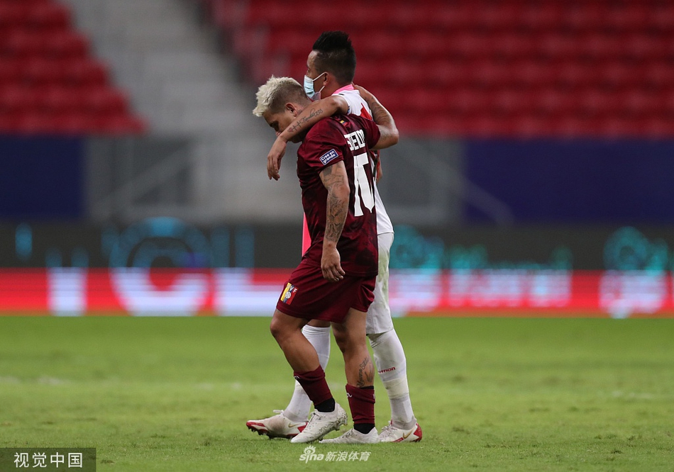 教练席上的运筹帷幄：秘鲁主帅加雷卡神情专注，目光如炬地指挥着场上每一个细节