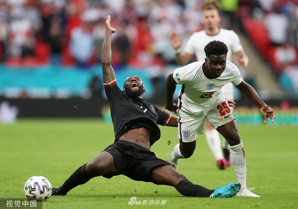 邓弗里斯破门后忘情滑跪庆祝，脸上洋溢着锁定胜局的狂喜