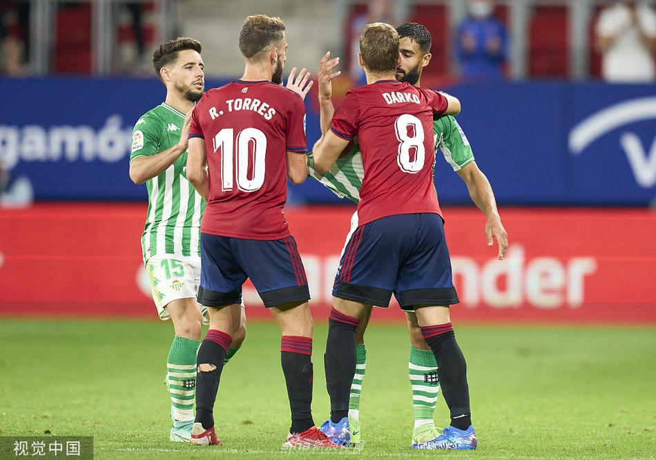 皇家贝蒂斯的替补奇兵胡安米高高跃起头球攻门，皮球应声入网，他身后的奥萨苏纳防守球员面露无奈，只能目睹这粒反超比分的进球。