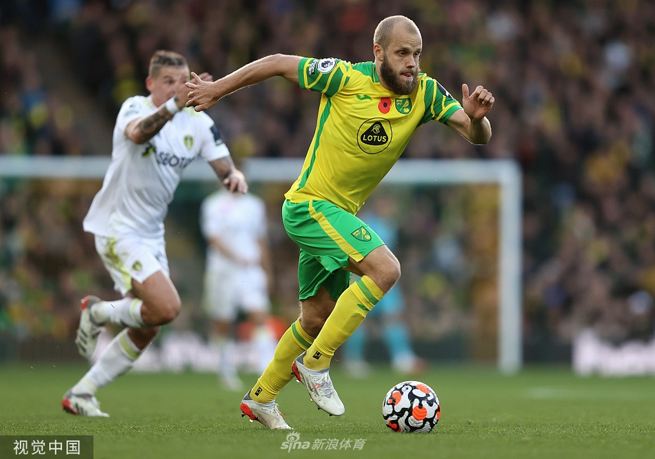 进球功臣拉菲尼亚拼尽全力冲到边线外救球，却因惯性撞倒了正蹲在场边指挥的